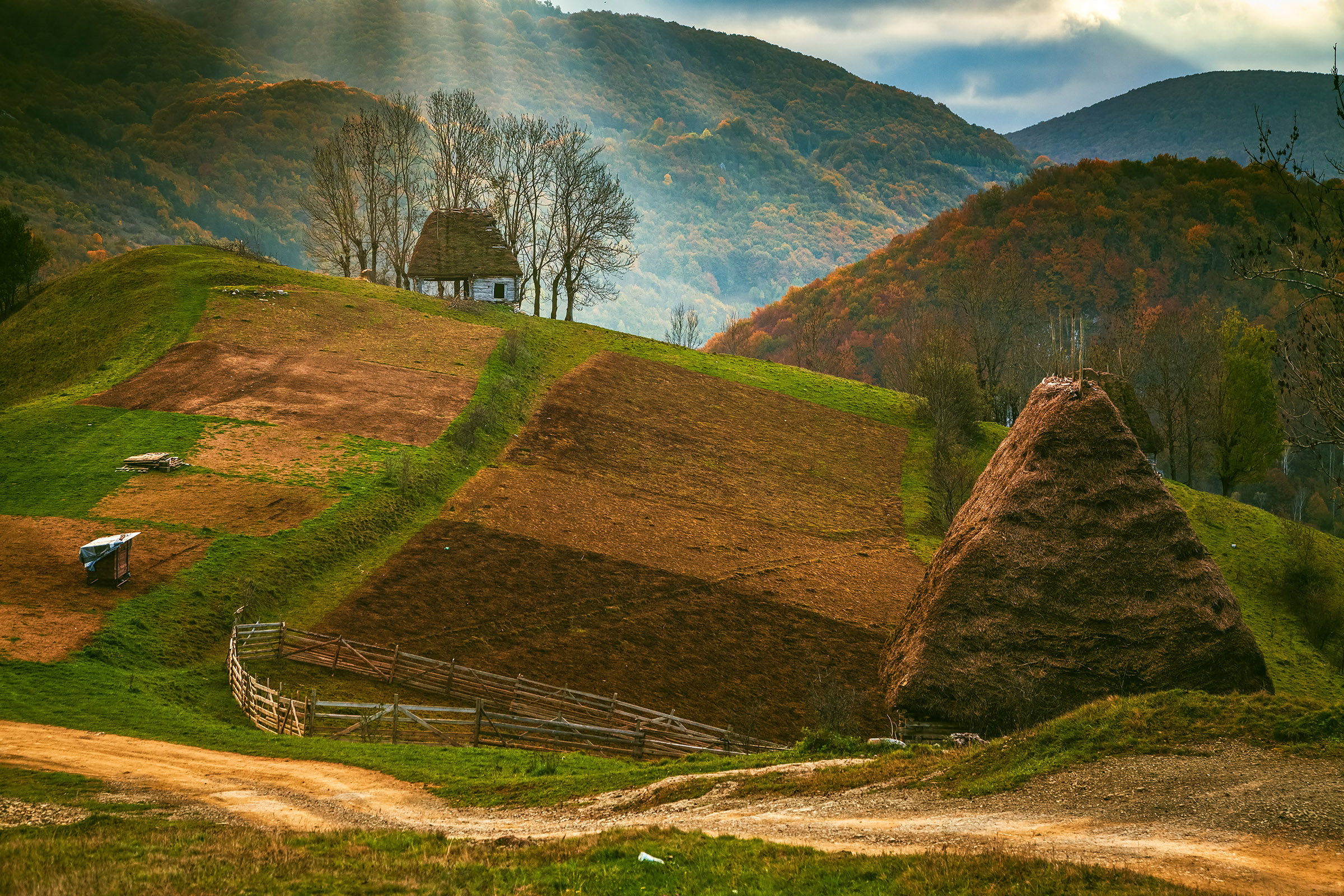 Prachtig herfstlandschap in de Apuseni bergen in Transylavnië, Roemenië