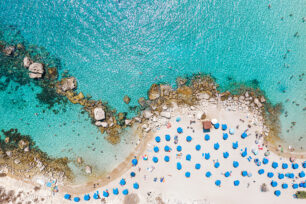 Luchtfoto van Konnos Bay Beach