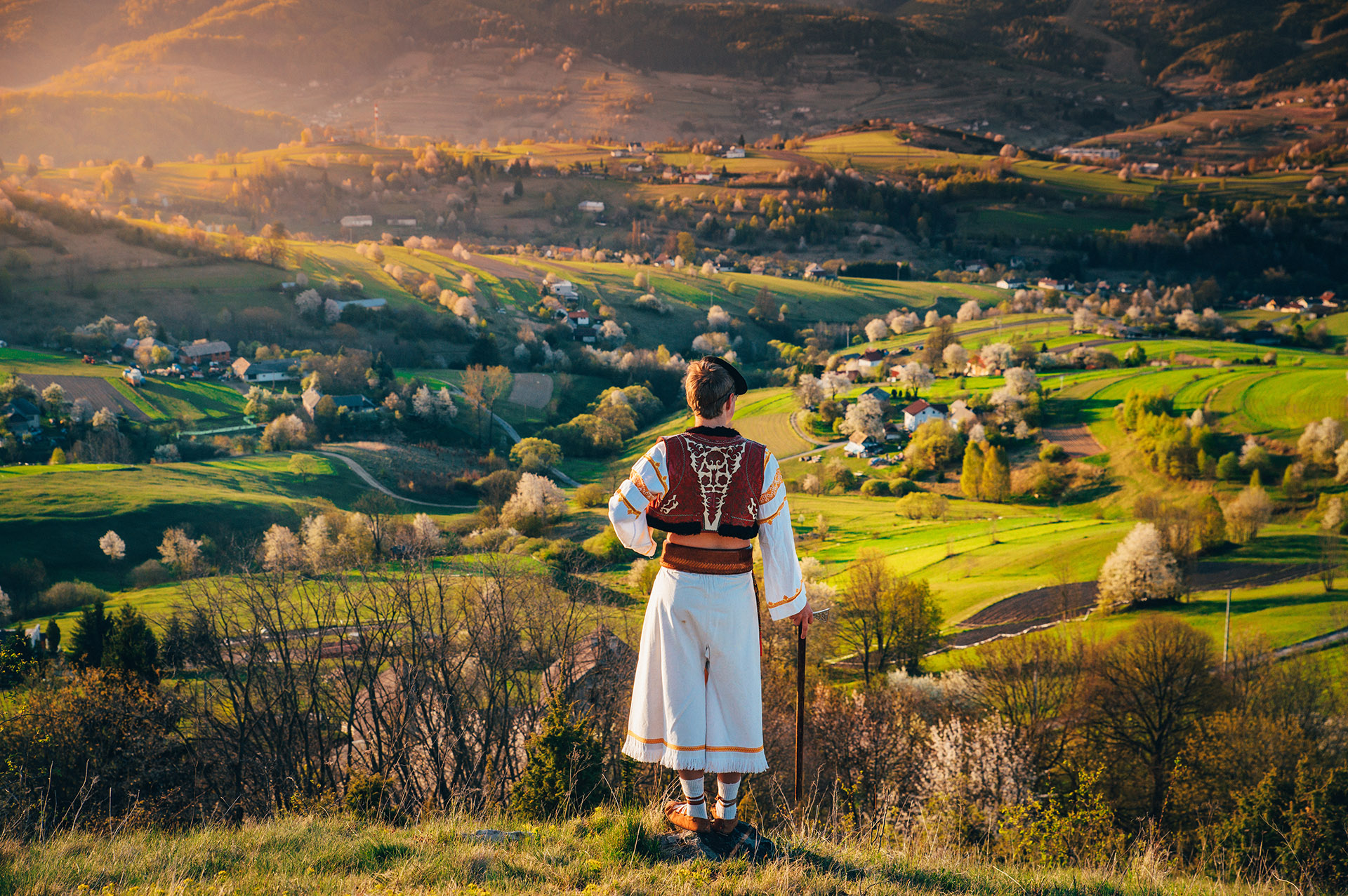 Een jongeman in Slovaaks folklore kostuum