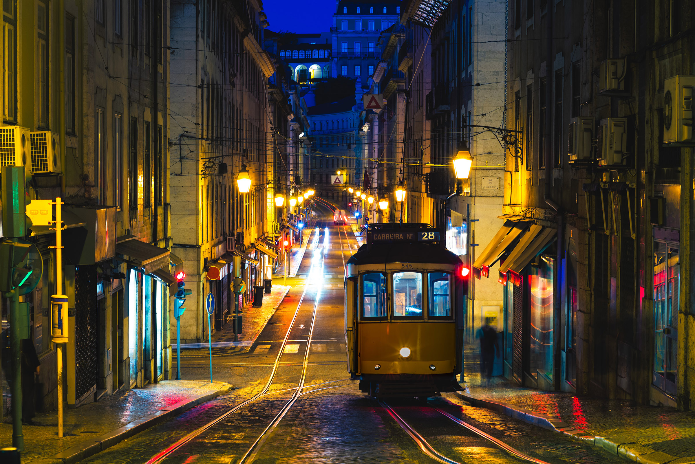 Historische tram 28 in Lissabon, Portugal bij nacht